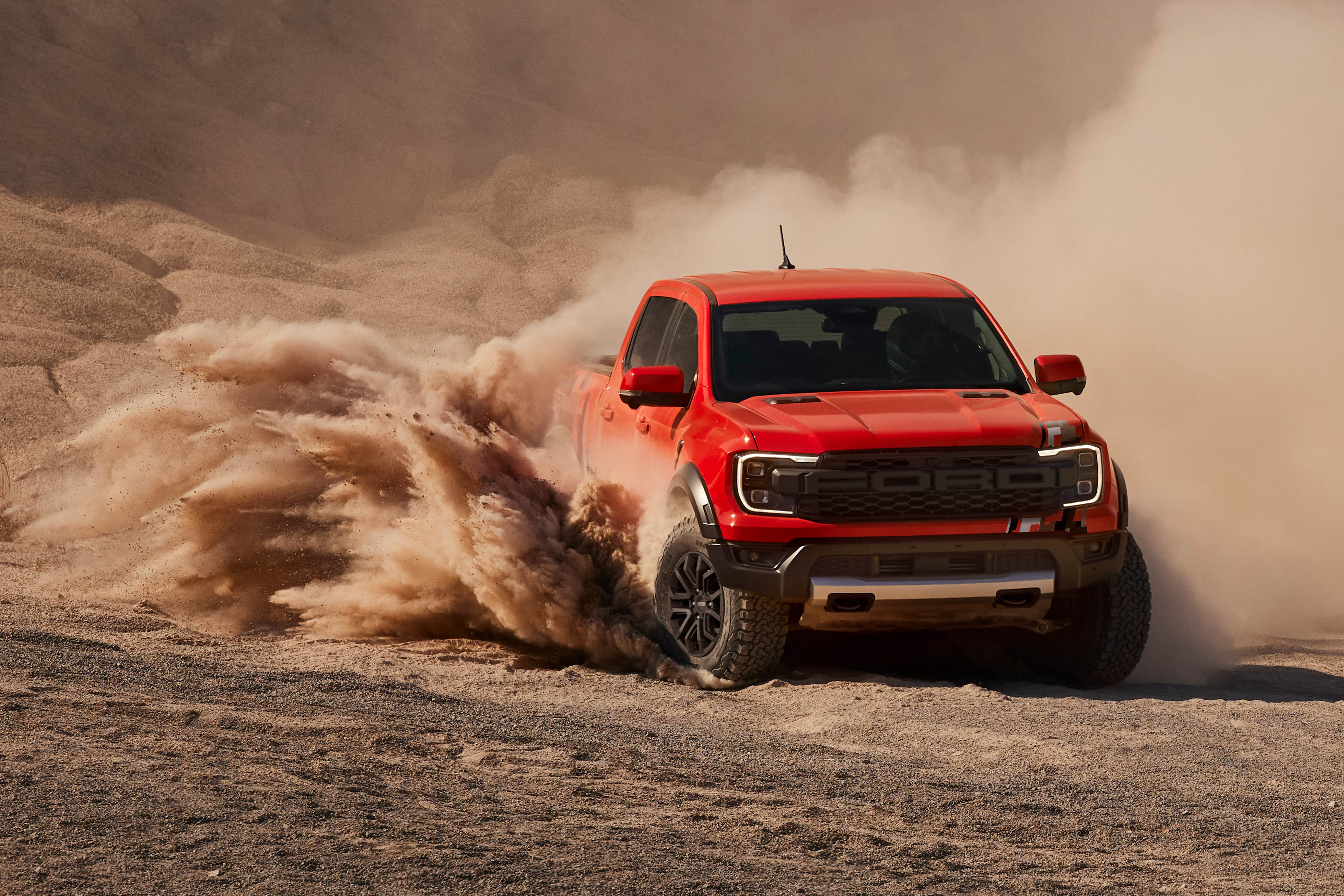 Ford Ranger Raptor laranja no off-road